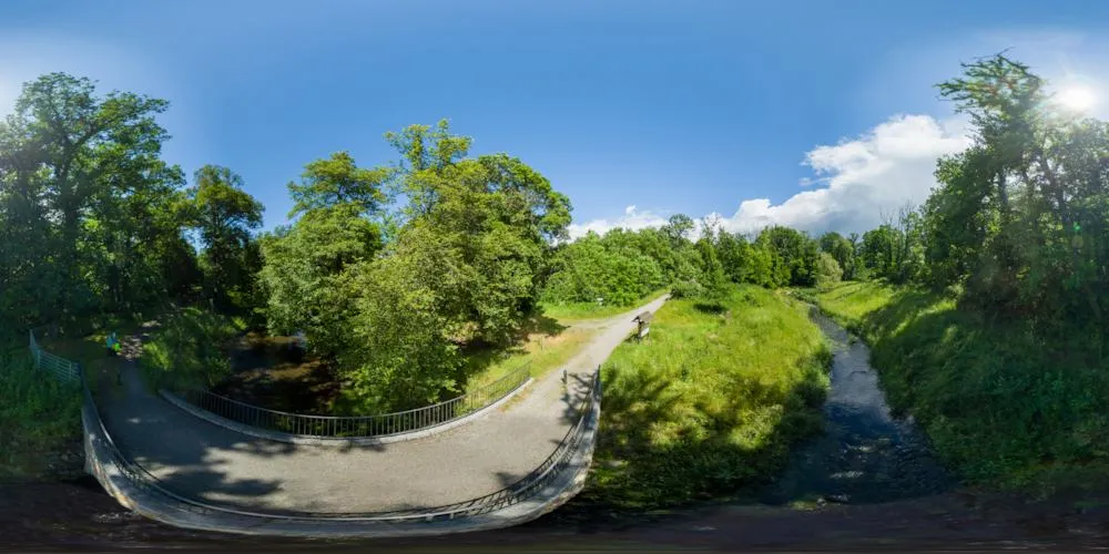 360° Panorama: Brücke über die Pulsnitz an der ehem. Grünmetzmühle in Sachsen