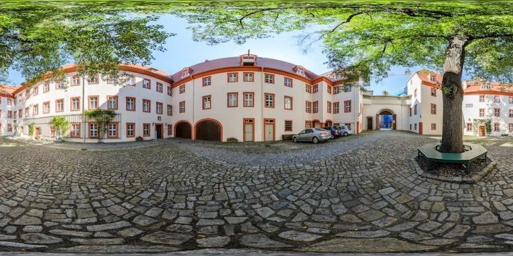 360° Panorama: Domstift St. Petri - Innenhof in Sommer 2017