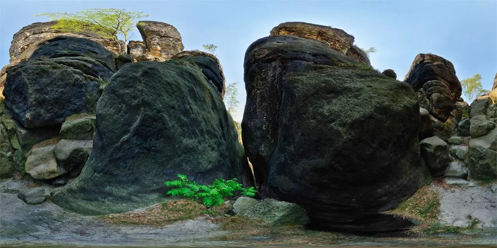 360° Panorama: Felsspalte auf dem Weg zum Frühstücksplatz in Wandergebiet Schrammsteine
