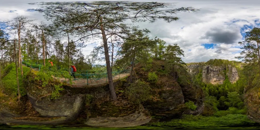 360° Panorama: Fußgängerbrücke zu den Aussichtspunkten in Naturschutzgebiet Prebischtor