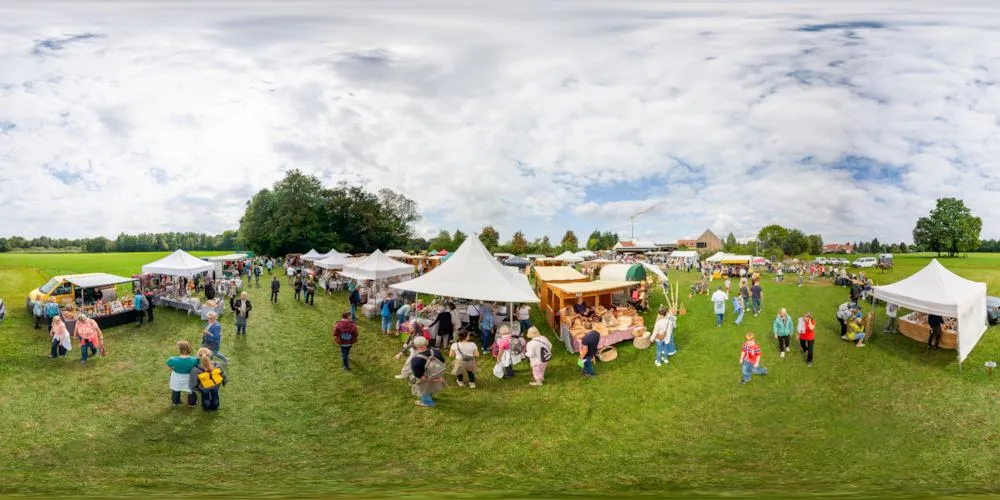 360° Panorama: Deutsch-Sorbischer Herbst-Naturmarkt Wartha - Händlermeile in Oberlausitz