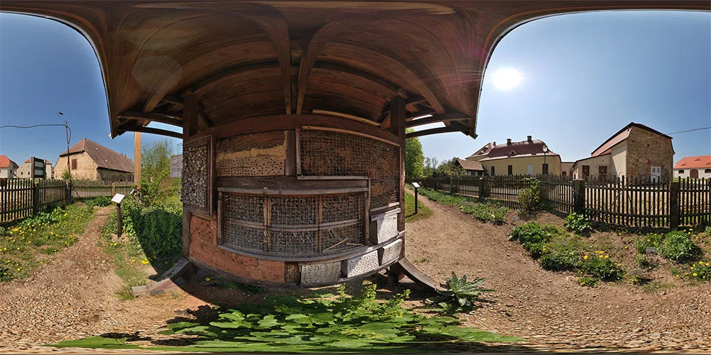 360° Panorama: Schloß Königshain Bienenhotel im Kräutergarten in Königshainer Berge