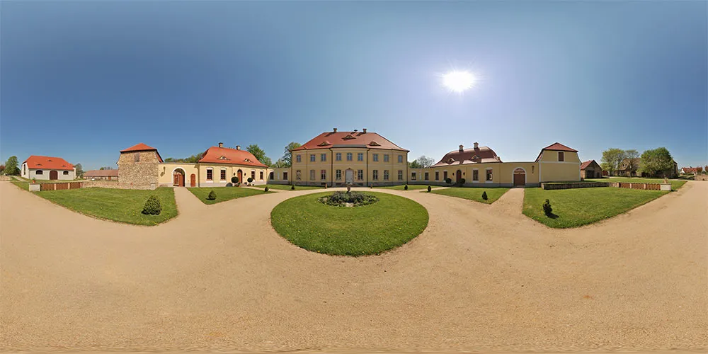 360° Panorama: Schloß Königshain Westseite in Königshainer Berge