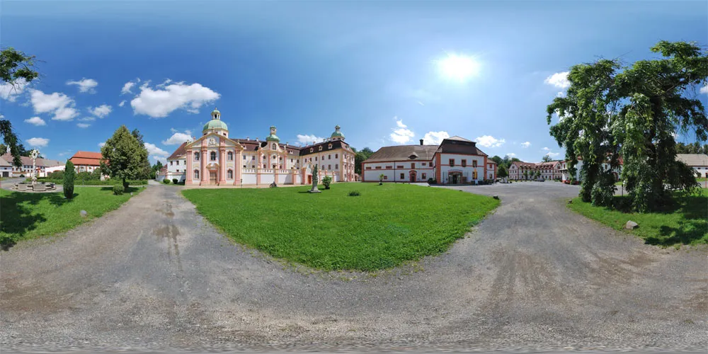 360° Panorama: Klosterhof mit Dreifaltigkeitsbrunnen in Klosterstift St. Marienthal