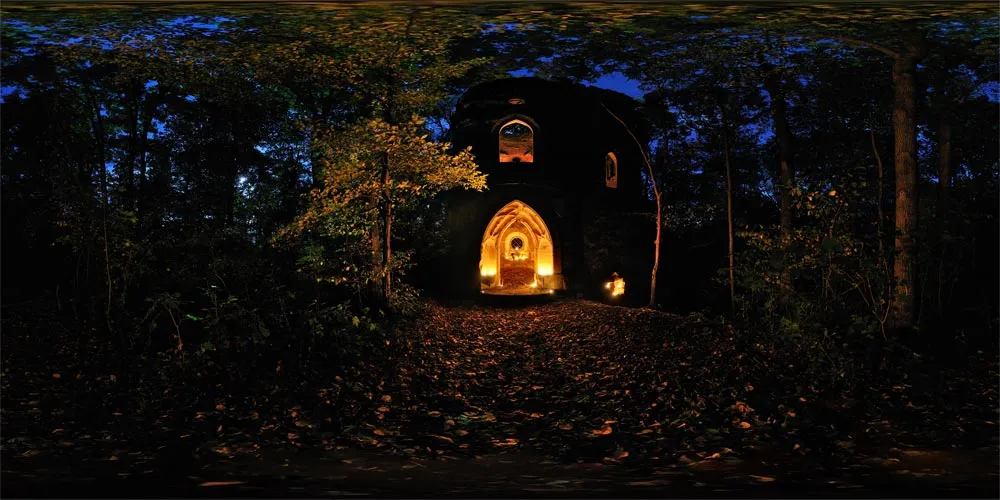 360° Panorama: künstliche Turmruine bei Kerzenschein in Lausker Skala