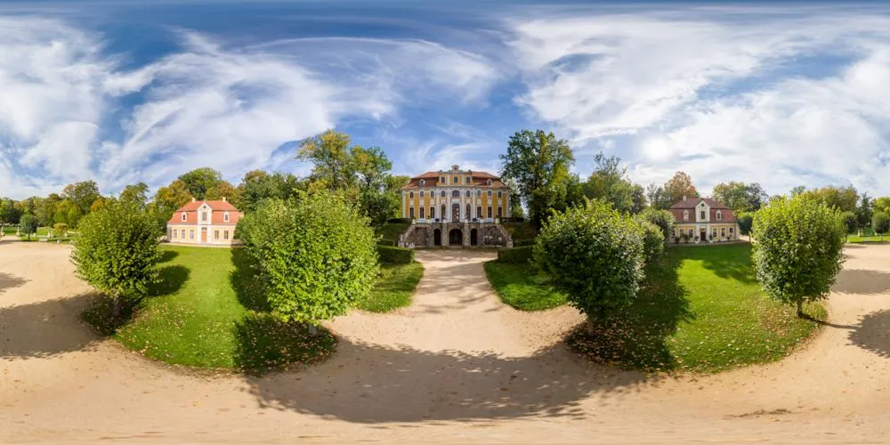 360° Panorama: Kavaliershäuser vor dem Barockschloss in Schloss Neschwitz