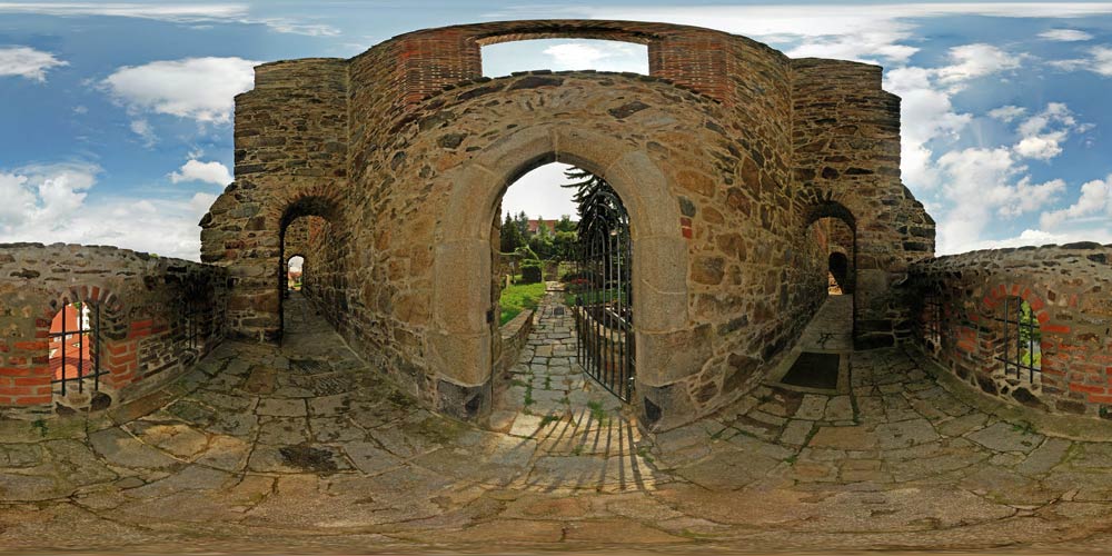 Nikolaifriedhof und Ruine Nikolaikirche