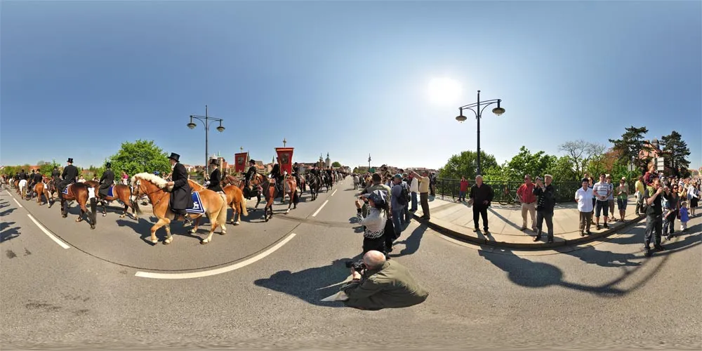 360° Panorama: Osterreiter auf der Friedensbrücke in Bautzen in Ostern 2011