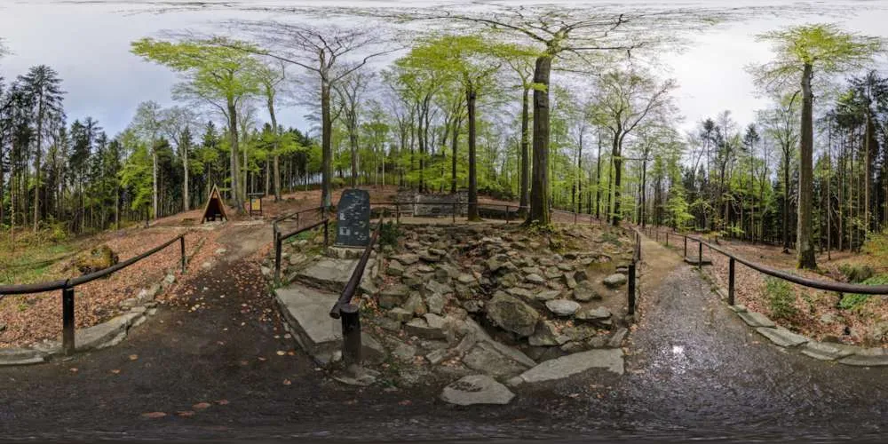 360° Panorama: Spreequelle auf dem Kottmar in Oberlausitz
