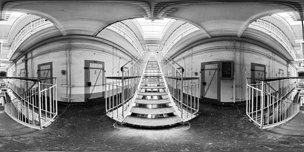 360° Panorama: Stasiknast Bautzen II Treppenhaus in Stasigefängnis Bautzen II
