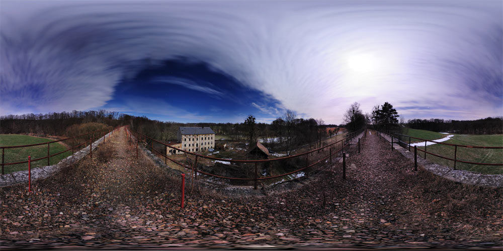 Auf dem Eisenbahnviadukt bei Mondschein