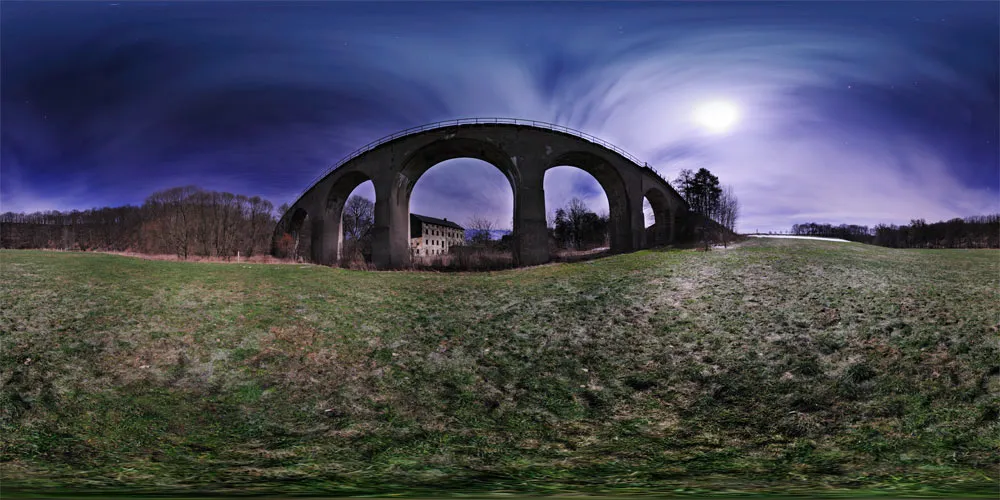 360° Panorama: Eisenbahnviadukt bei Mondschein in Wuischker Mühle