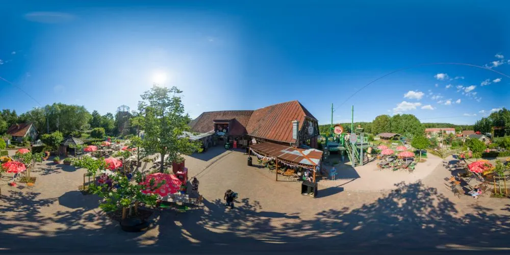360° Panorama: Karls Erlebnis-Dorf - Zirkow - Traktorbahn und Dorfladen in Insel Rügen