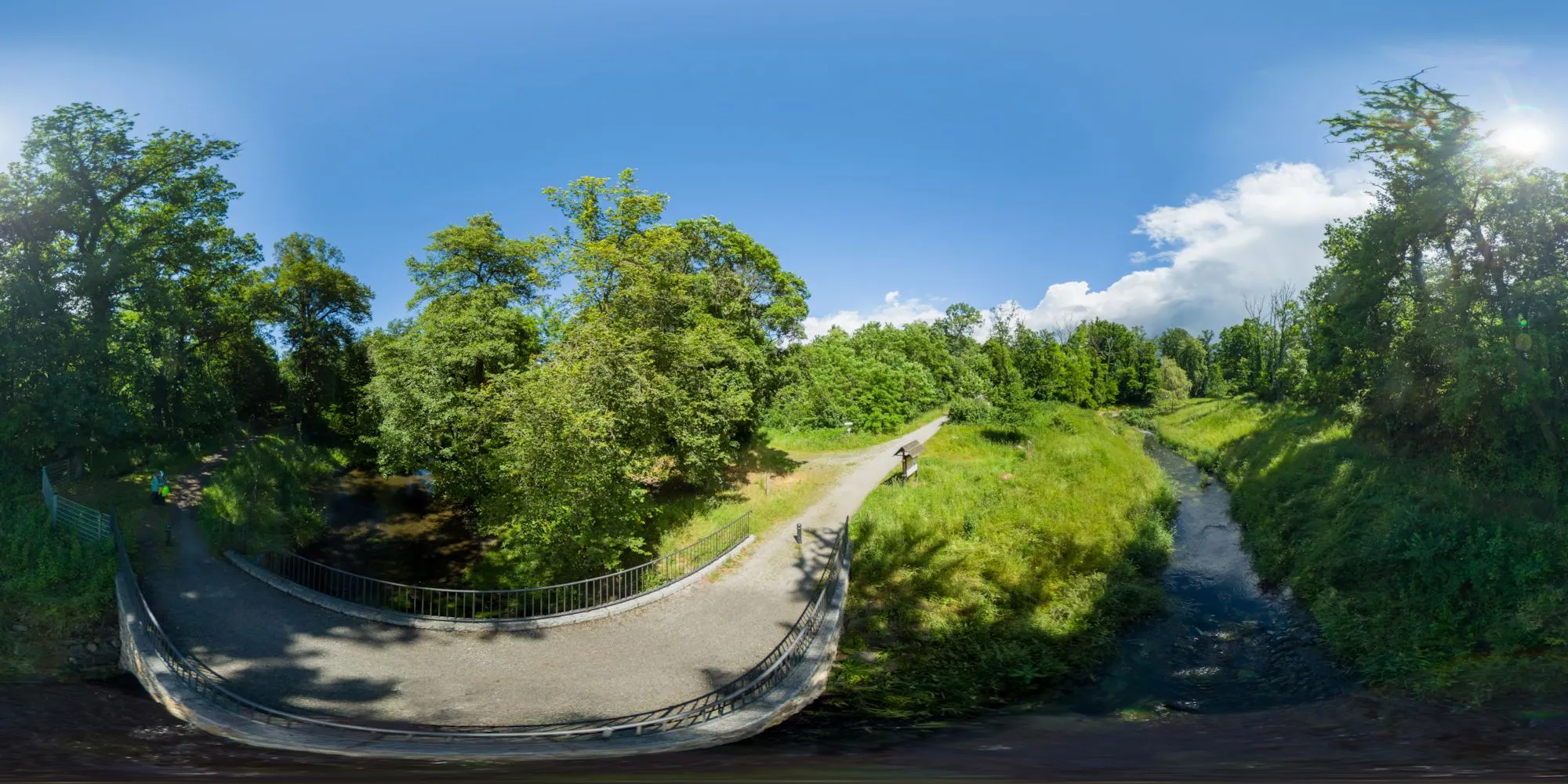 360° Panorama: Brücke über die Pulsnitz an der ehem. Grünmetzmühle in Sachsen