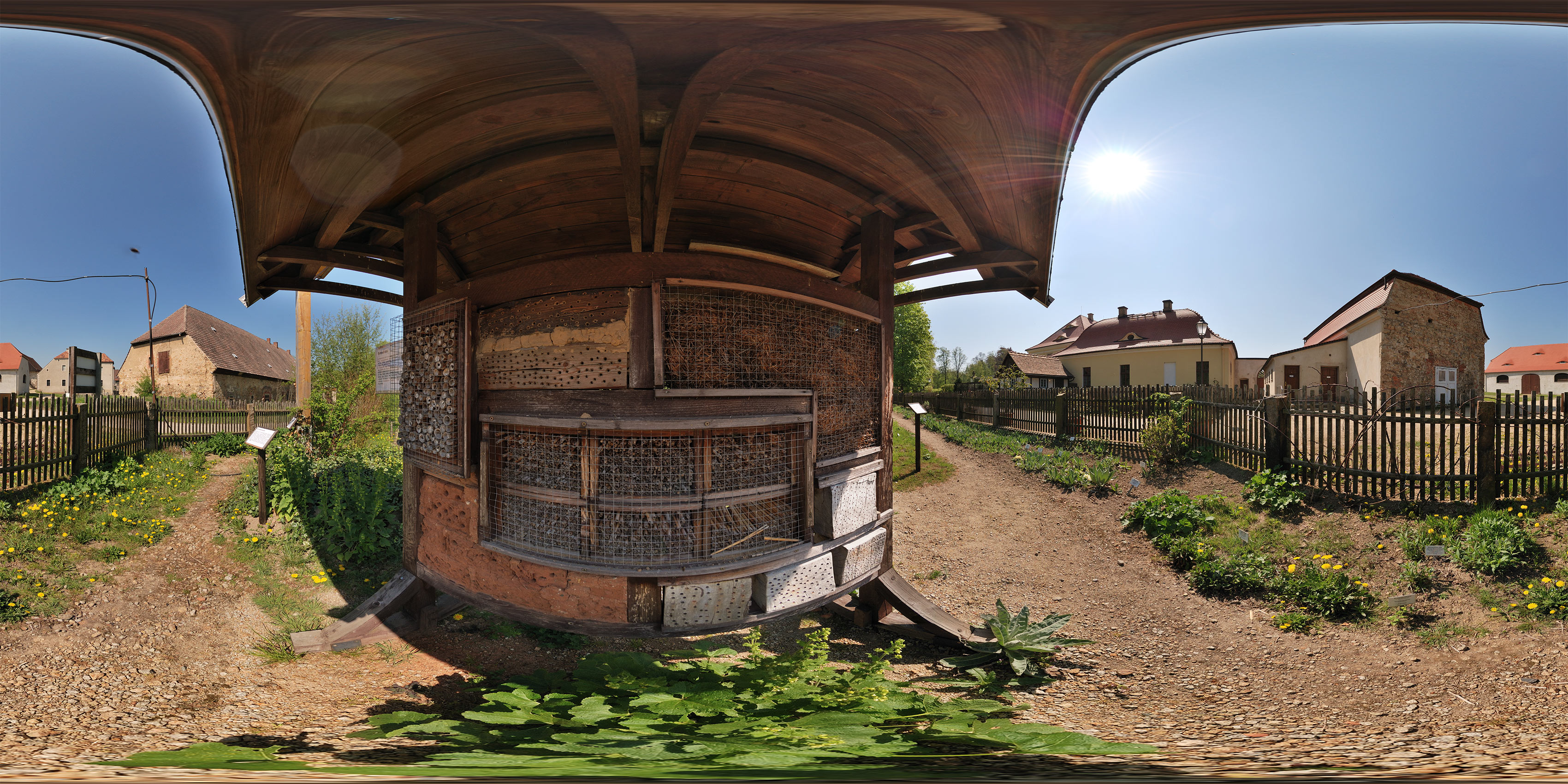 Schloß Königshain Bienenhotel im Kräutergarten