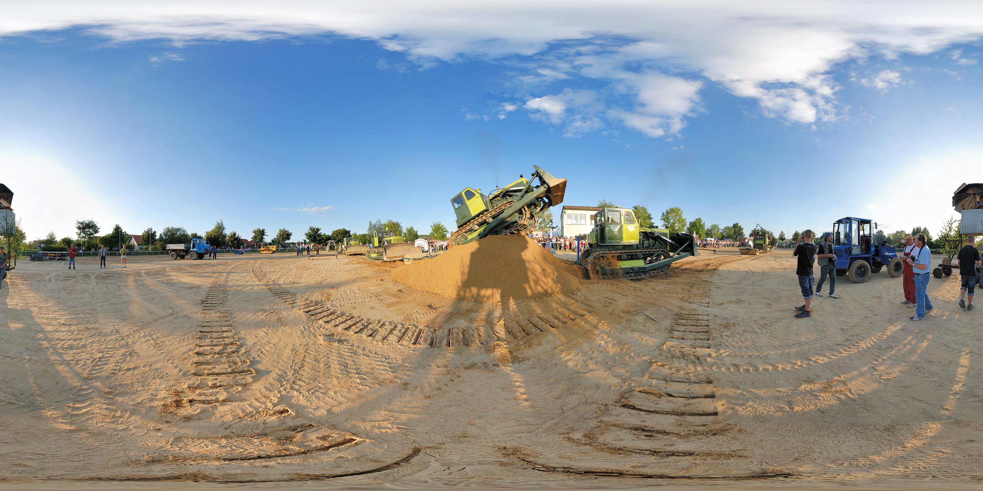 Weltmeisterschaft Steinwalze ziehen - Raupe T100