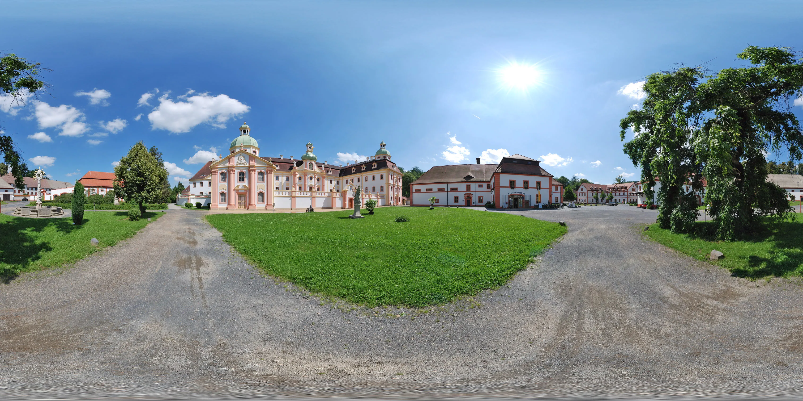 Virtueller Rundgang in der Nähe: Klosterhof mit Dreifaltigkeitsbrunnen in Klosterstift St. Marienthal
