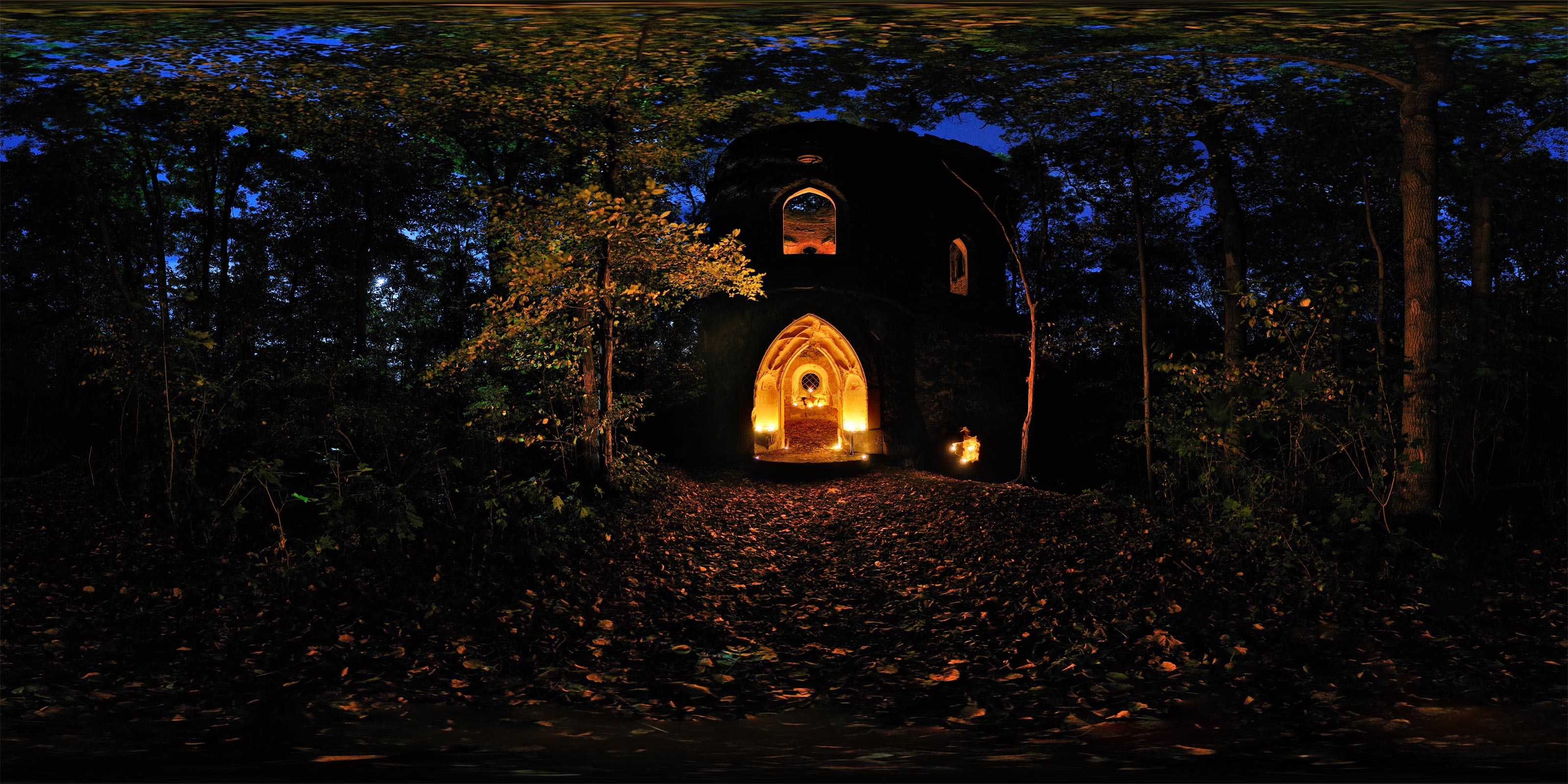 künstliche Turmruine bei Kerzenschein
