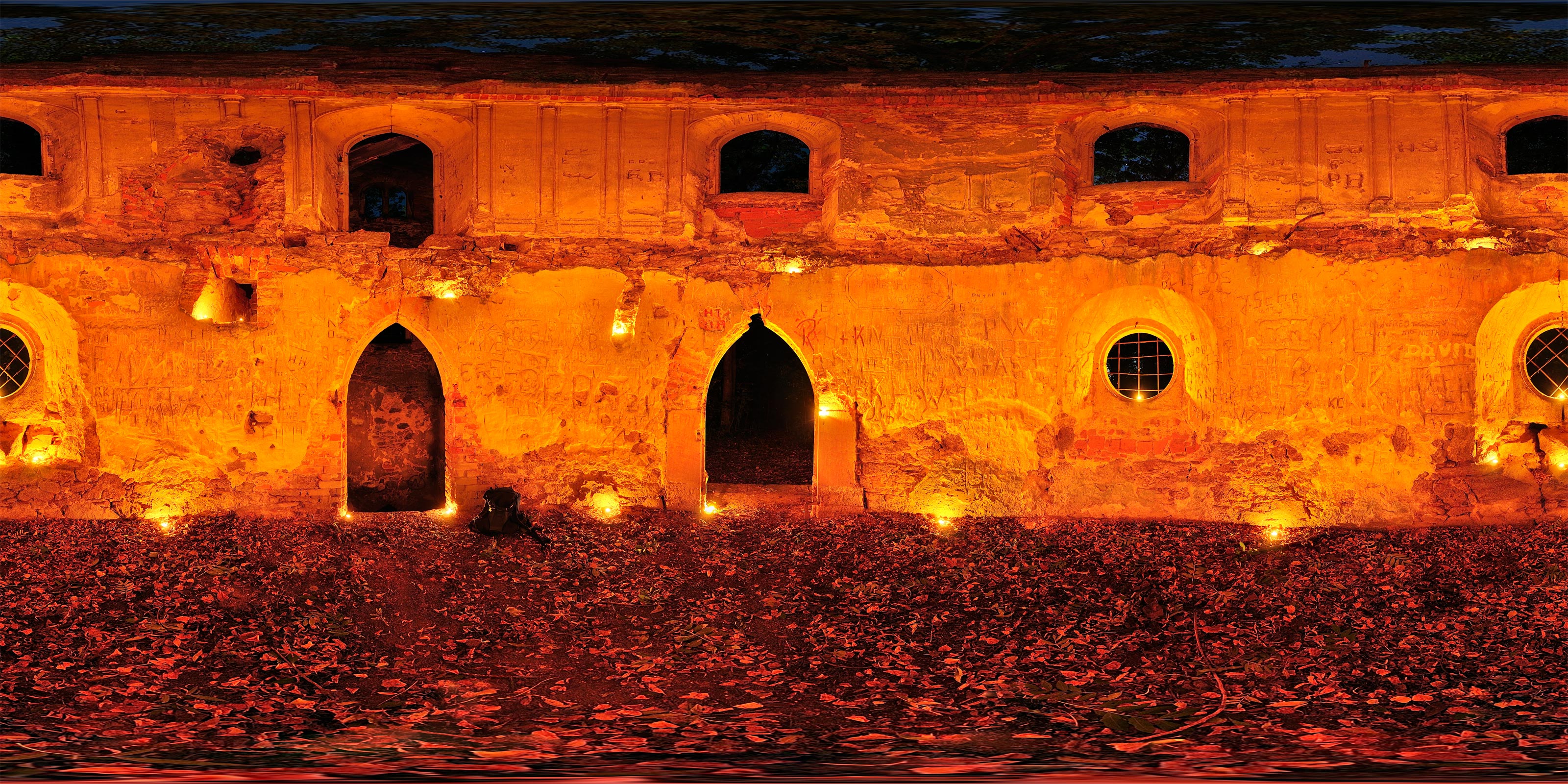 künstliche Turmruine bei Kerzenschein - Innen