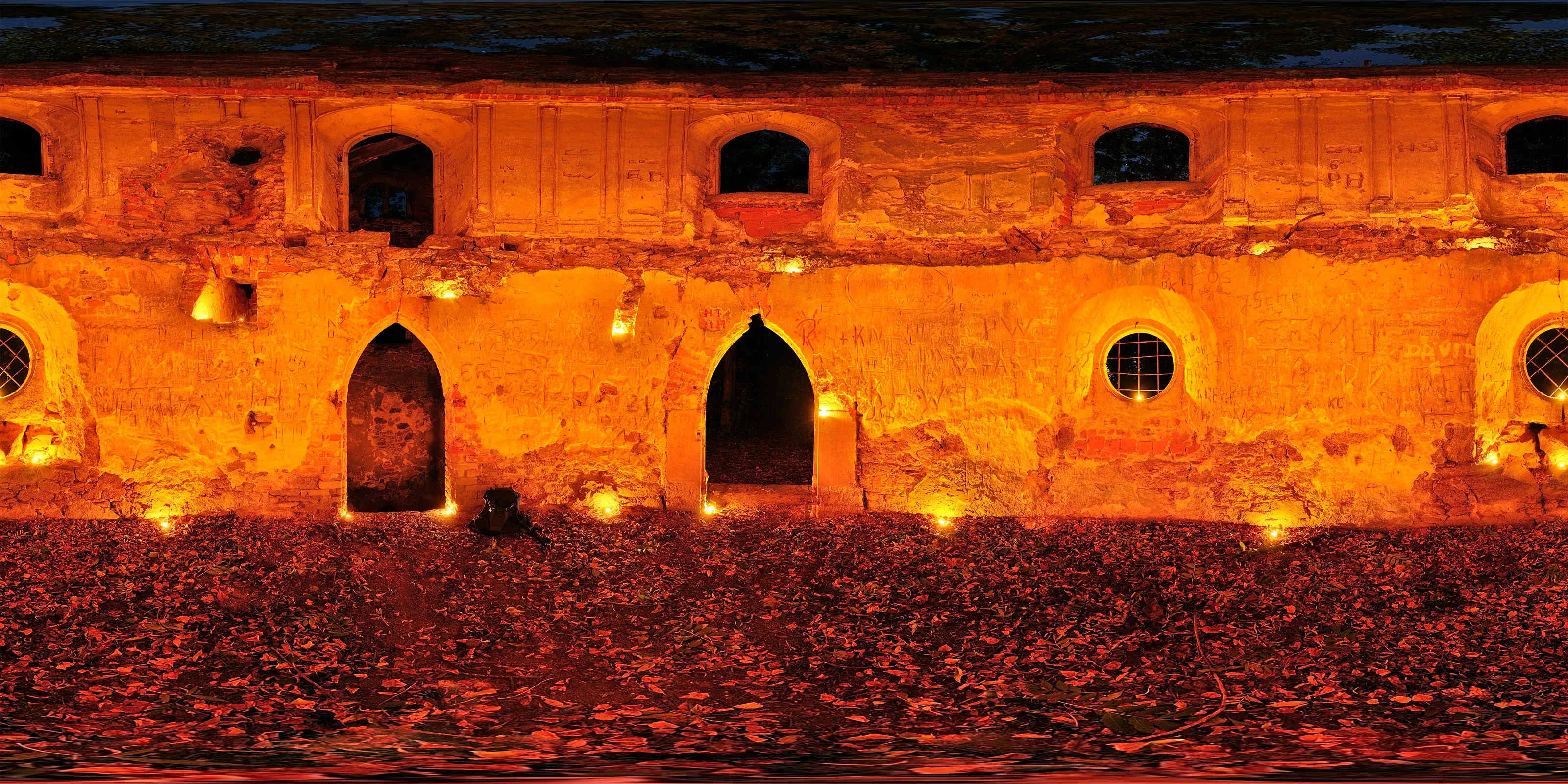 360° Panorama: künstliche Turmruine bei Kerzenschein - Innen in Lausker Skala