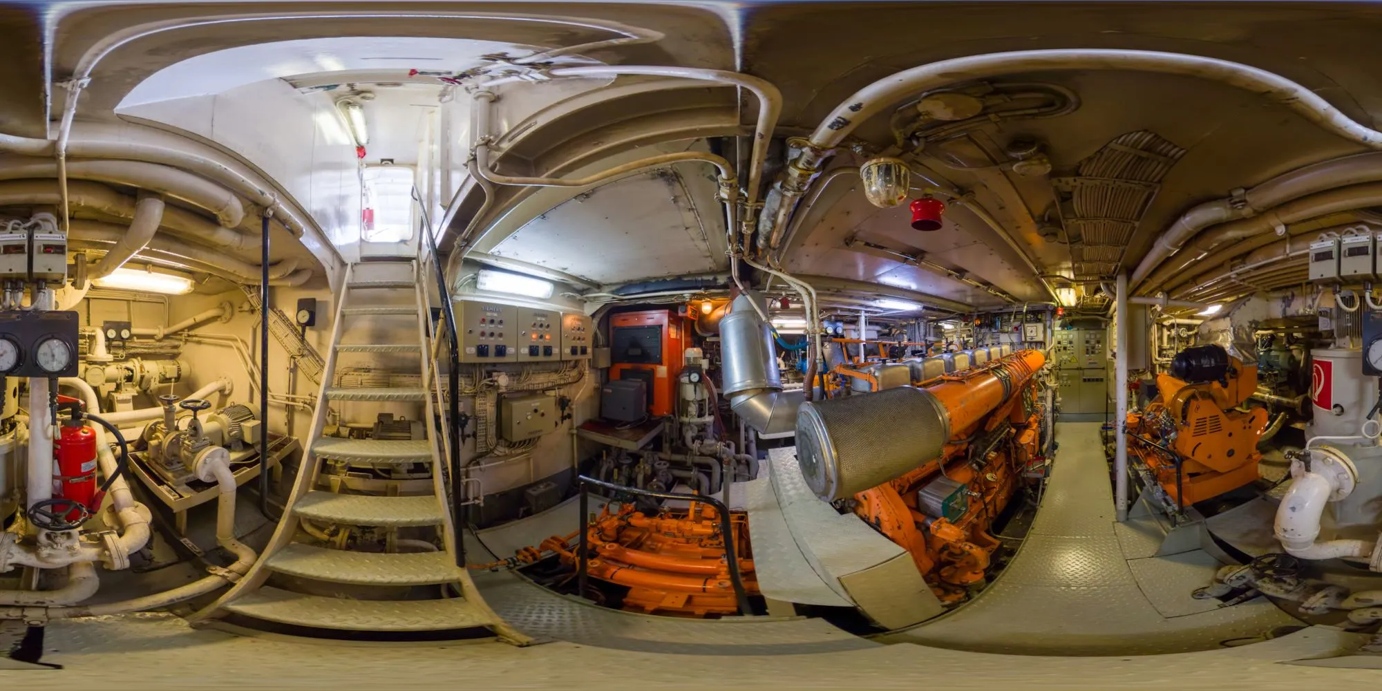 360° Panorama: Maschinenraum der MS Baltica bei einer Hafenrundfahrt in Polen