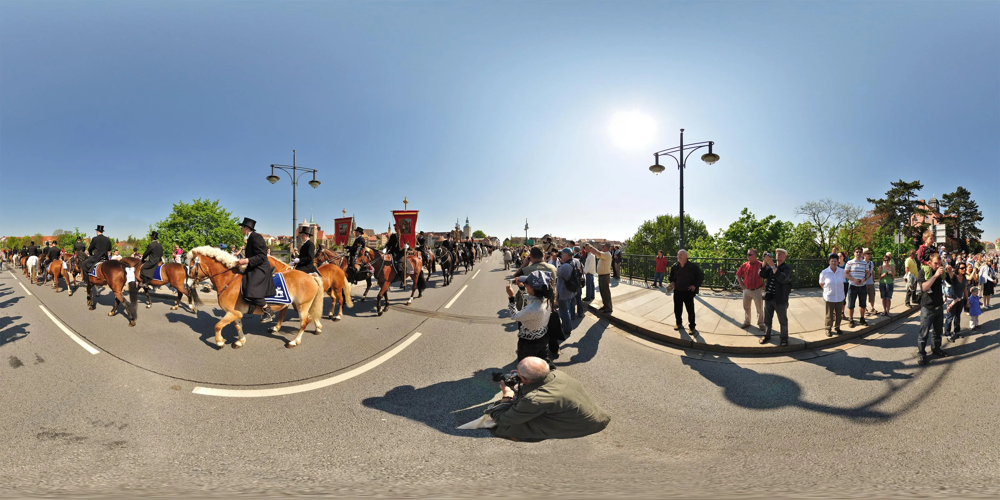 360° Panorama: Osterreiter auf der Friedensbrücke in Bautzen in Ostern 2011