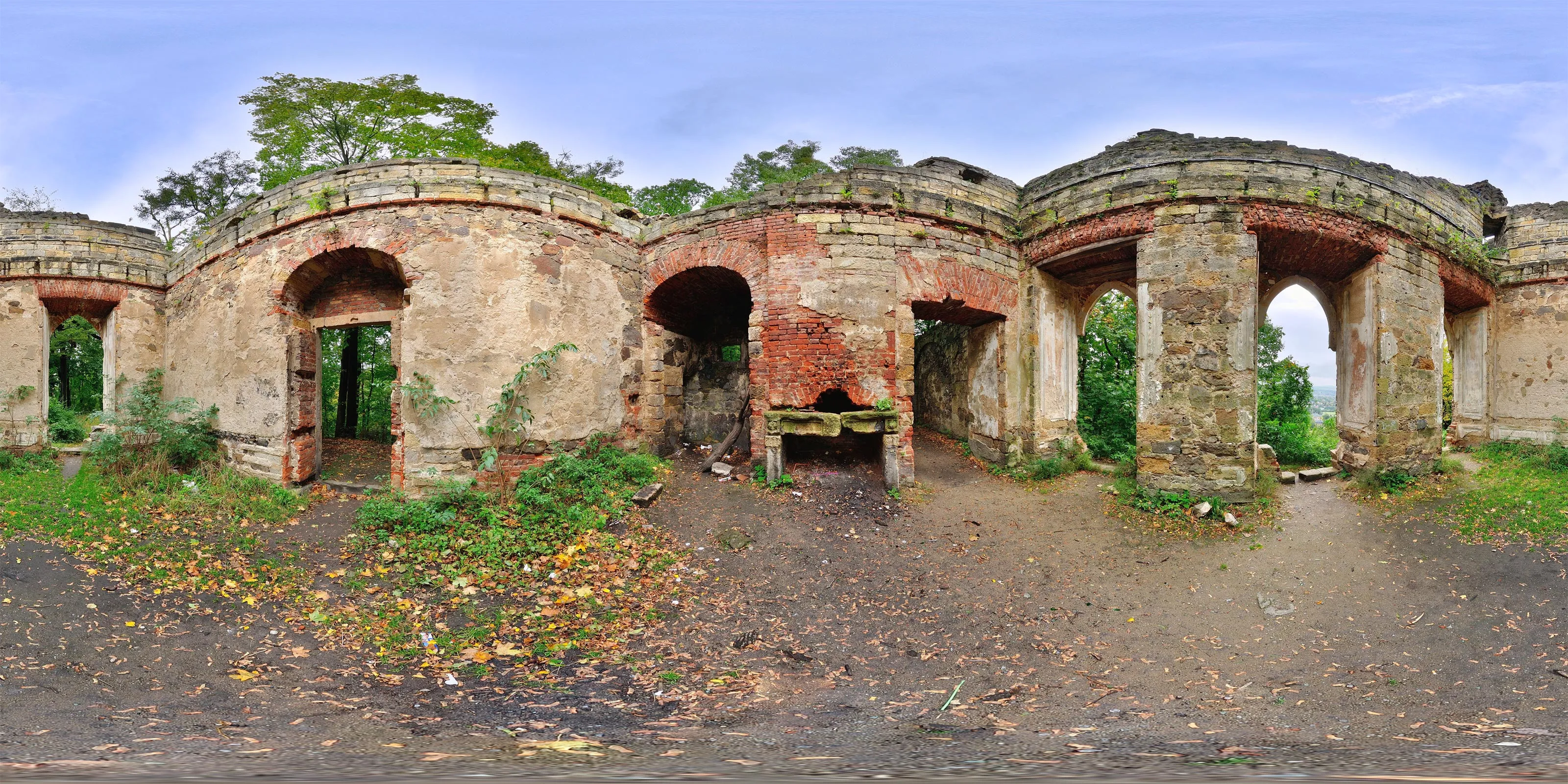 360° Panorama: künstliche Burgruine Pillnitz 3 in Sachsen