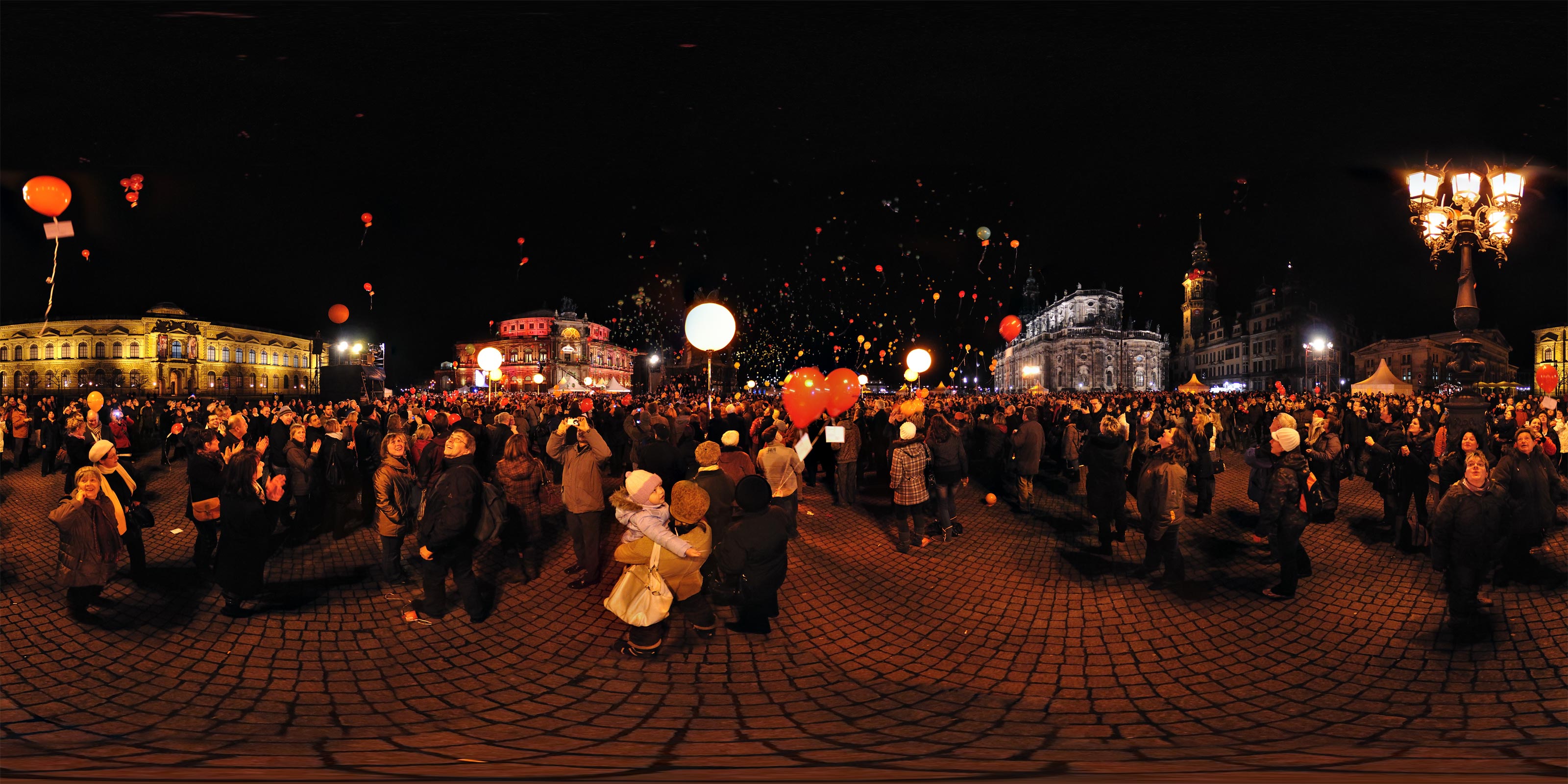 Semperopernball 2011  "Dresden lächelt"