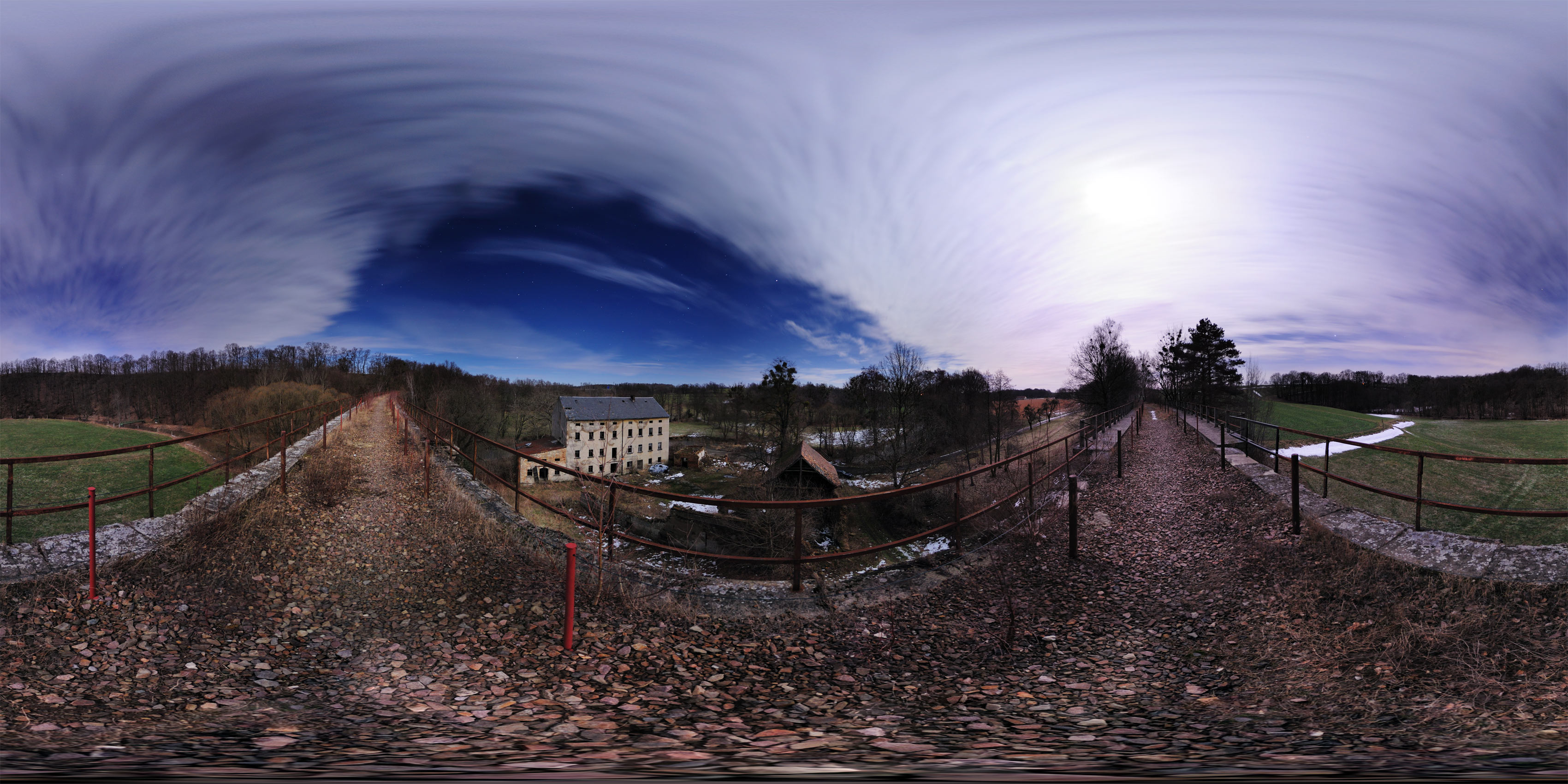 Virtueller Rundgang in der Nähe: Auf dem Eisenbahnviadukt bei Mondschein