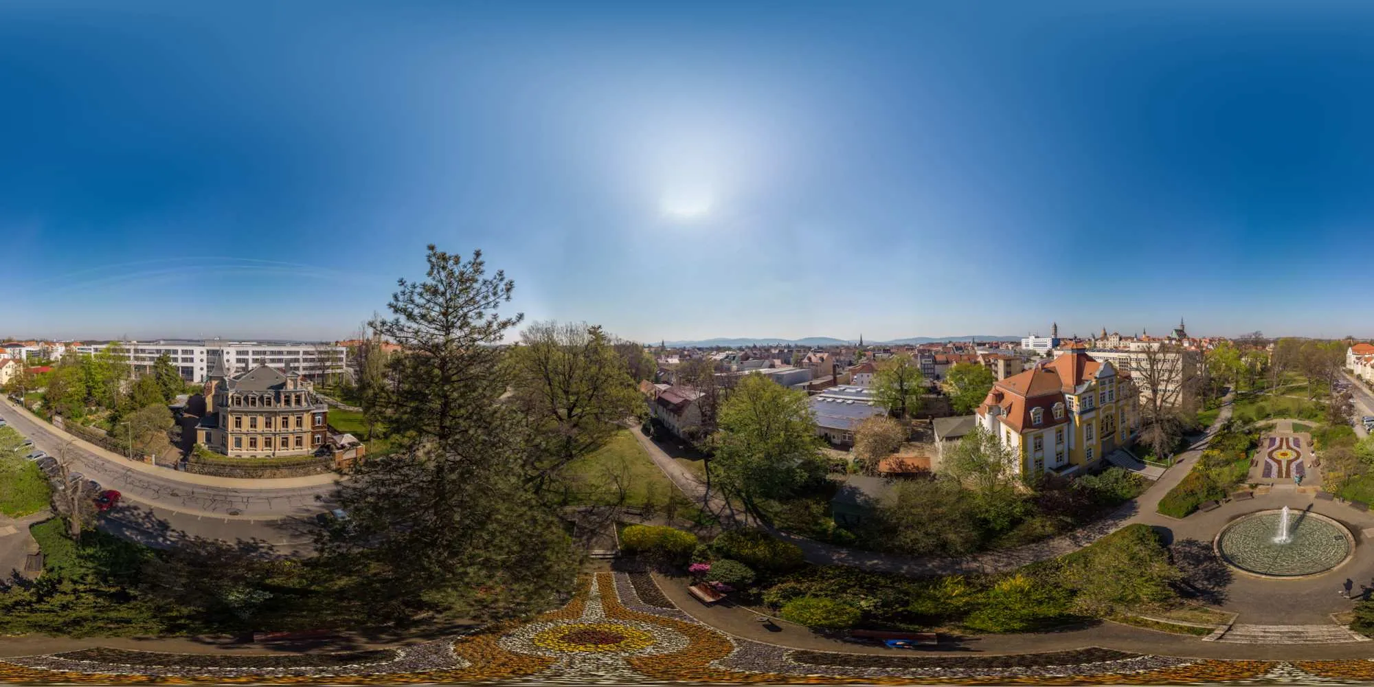 Virtueller Rundgang in der Nähe: Luftpanorama - Springbrunnen in den Stadtanlagen in Frühling 2019