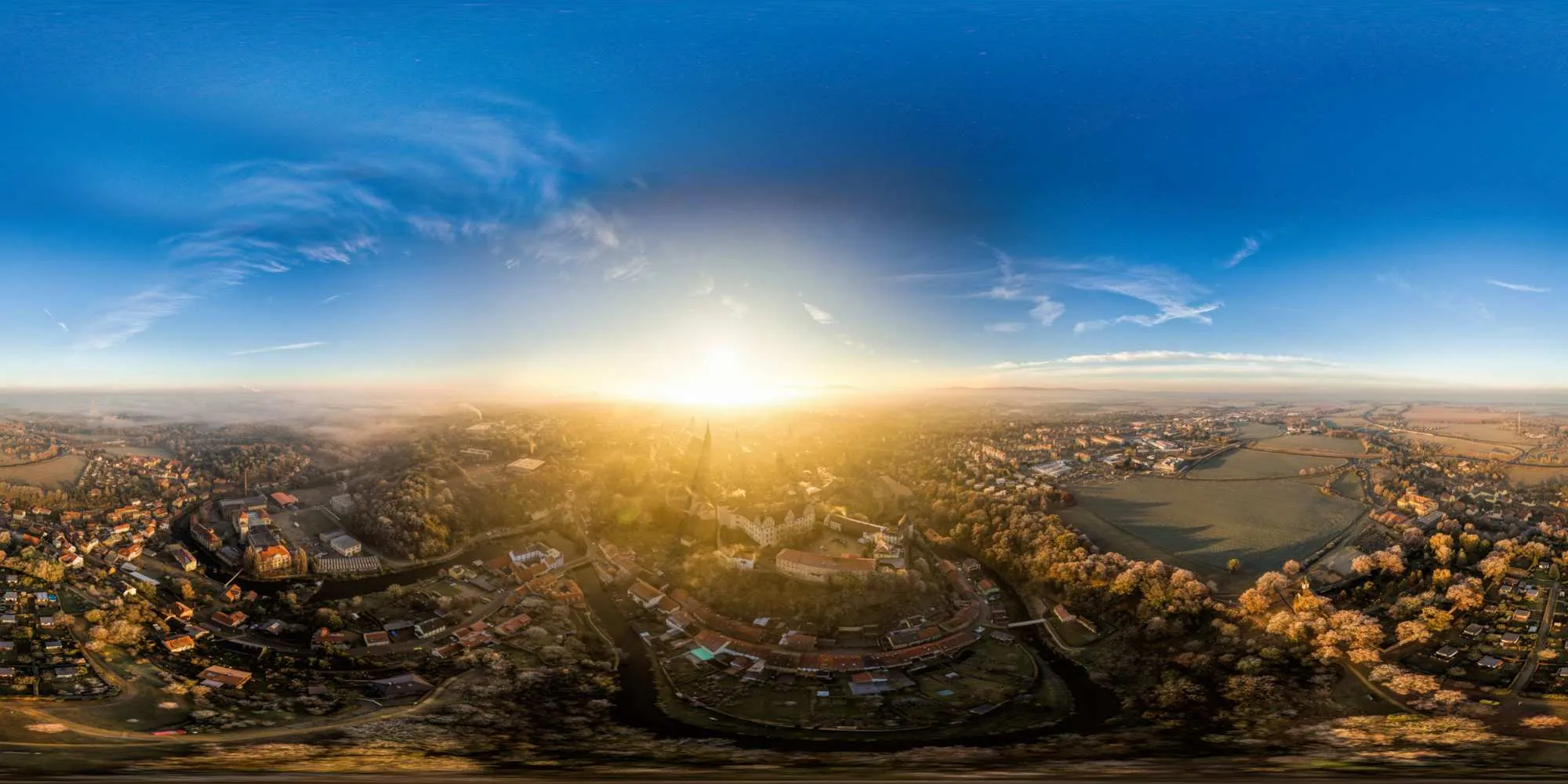Virtueller Rundgang in der Nähe: Luftpanorama - Morgennebel über Bautzen in Herbst 2016