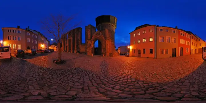 360° Panorama: Mönchskirchruine und Wasserturm in bei Nacht