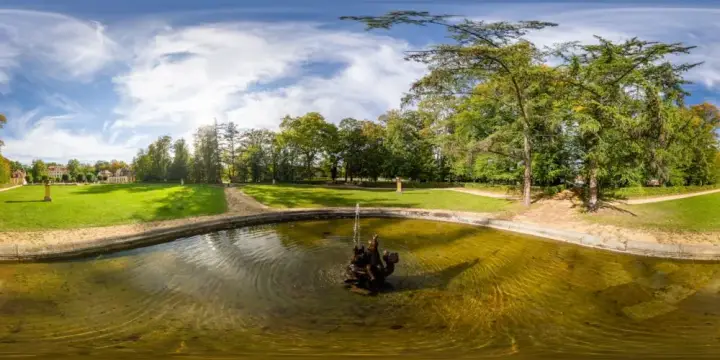 360° Panorama: Brunnen im Schlosspark in Schloss Neschwitz