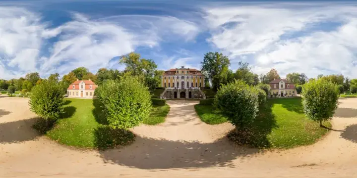 360° Panorama: Kavaliershäuser vor dem Barockschloss in Schloss Neschwitz