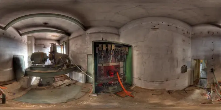 360° Panorama: Fahrstuhlbetriebsraum in VEB Strömungsmaschinen Pirna