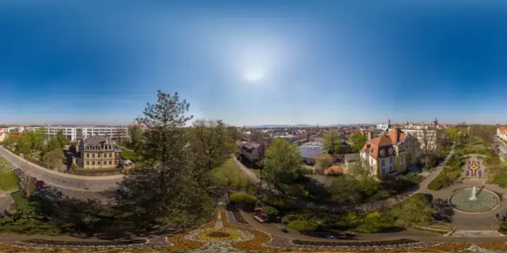 360° Panorama: Luftpanorama - Springbrunnen in den Stadtanlagen in Frühling 2019